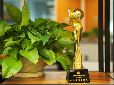 上海房地產(chǎn)的律師講上個業(yè)主的物業(yè)費(fèi)要我交嗎